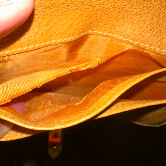 Vintage Gucci Gold Textured Leather Wallet with Metal Clasp - Picture 15 of 16